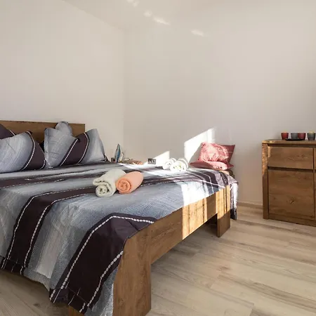 Beautiful Apartment In Ploce With Wifi פלוצ'ה